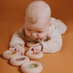 Petit Boum: grzechotka sensoryczna Truskawka - obrazek 2