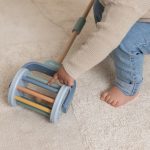 Little Dutch: drewniany pchacz na pałąku Forest Friends - obrazek 2