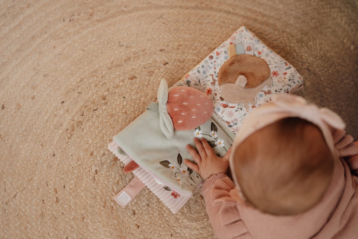 LD9007 - Activity Book - Fairy Garden (2) Little Dutch: duża książeczka sensoryczna Fairy Garden - obrazek 2