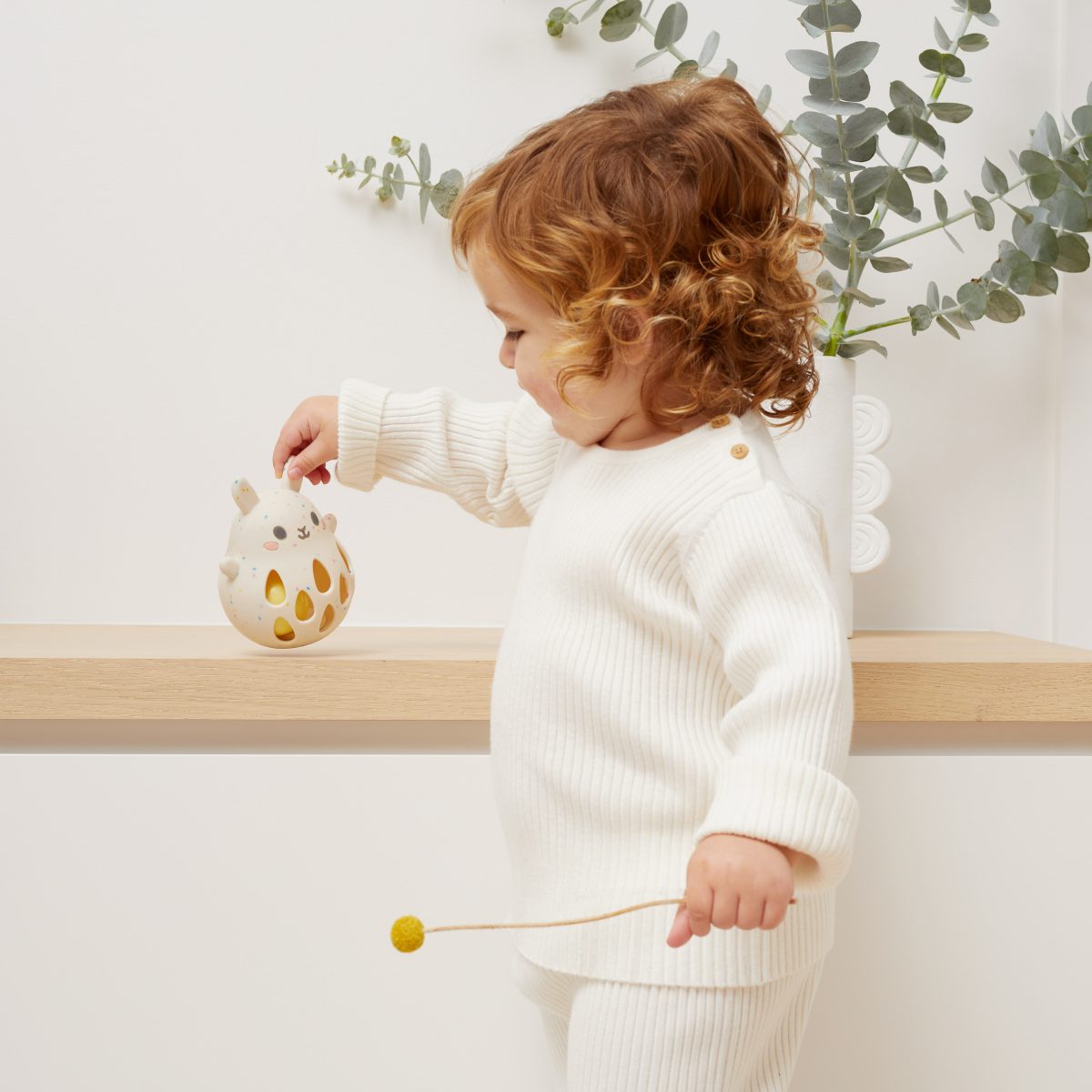 Silicone-Bunny-Rattle Tiger Tribe: silikonowa grzechotka królik - obrazek 2