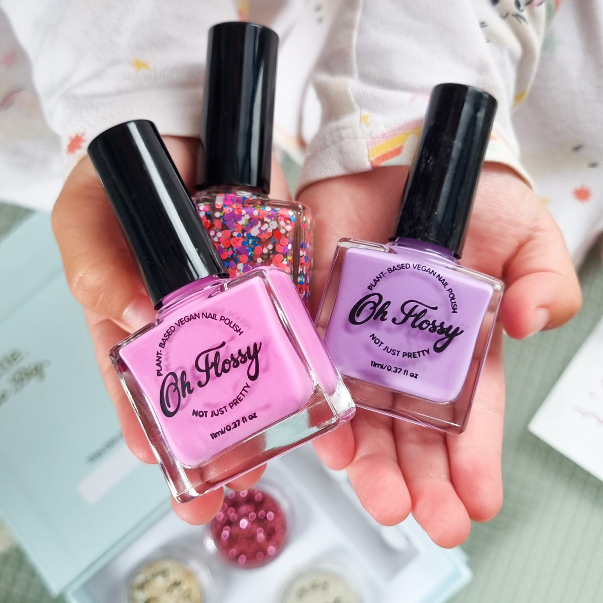 pol_pl_Oh-Flossy-Zestaw-3-lakierow-do-paznokci-PARTY-3-x-12-ml-bio-brokat-roslinna-formula-208_5 Oh Flossy: Lakier do paznokci 12 ml, roślinna formuła, CREAM VIOLET - obrazek 3