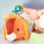 Lilliputiens Wielofunkcyjny trójkąt z lusterkiem Lew Jack 3 m+ - obrazek 2