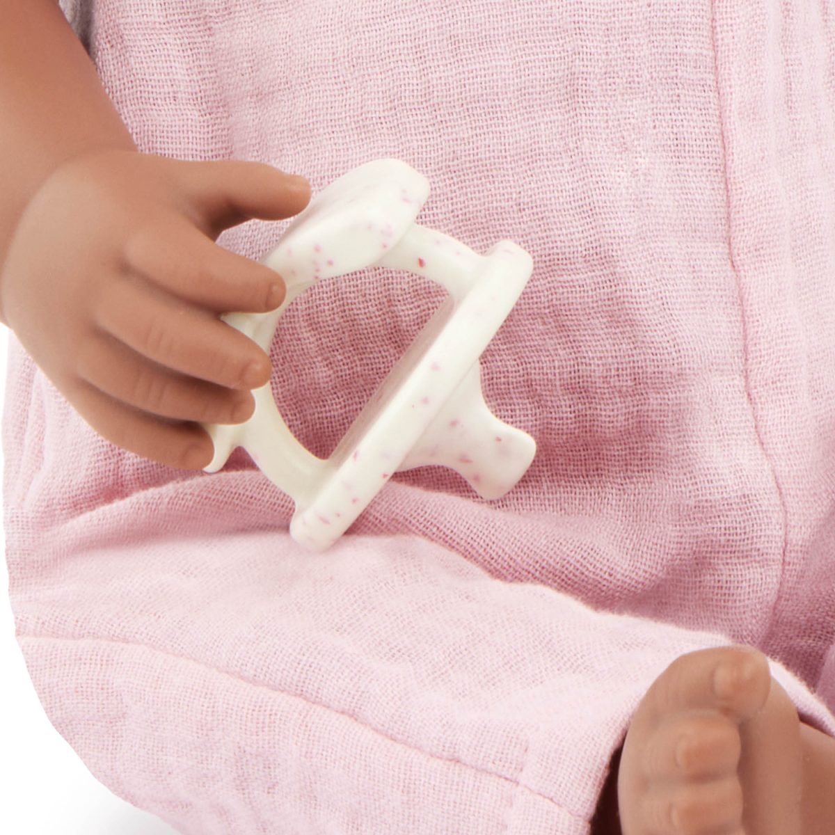 LBY7268_DP_D LullaBaby: Lalka NIEMOWLĘ ze smoczkiem, w muślinowym ubranku i opasce - obrazek 5