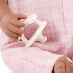 LullaBaby: Lalka NIEMOWLĘ ze smoczkiem, w muślinowym ubranku i opasce - obrazek 5