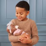 LullaBaby: Lalka NIEMOWLĘ ze smoczkiem, w muślinowym ubranku i opasce - obrazek 3