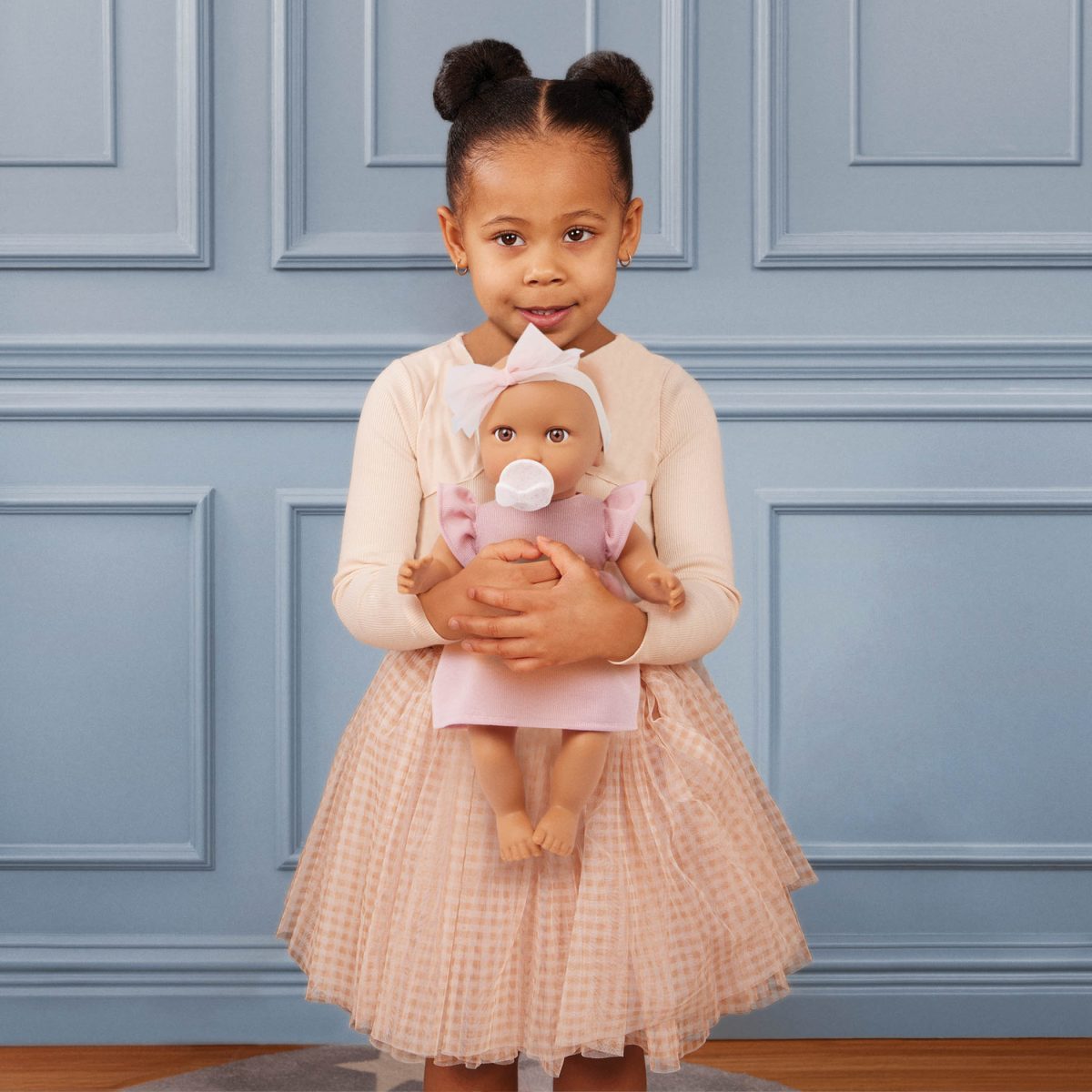 LullaBaby: Lalka NIEMOWLĘ ze smoczkiem, w sukience i opasce - obrazek 4
