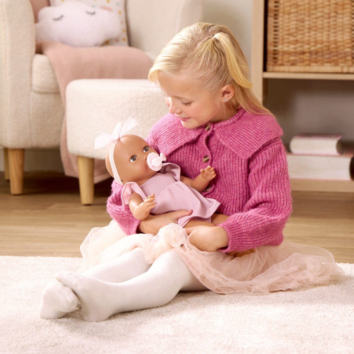 LullaBaby: Lalka NIEMOWLĘ ze smoczkiem, w sukience i opasce - obrazek 2