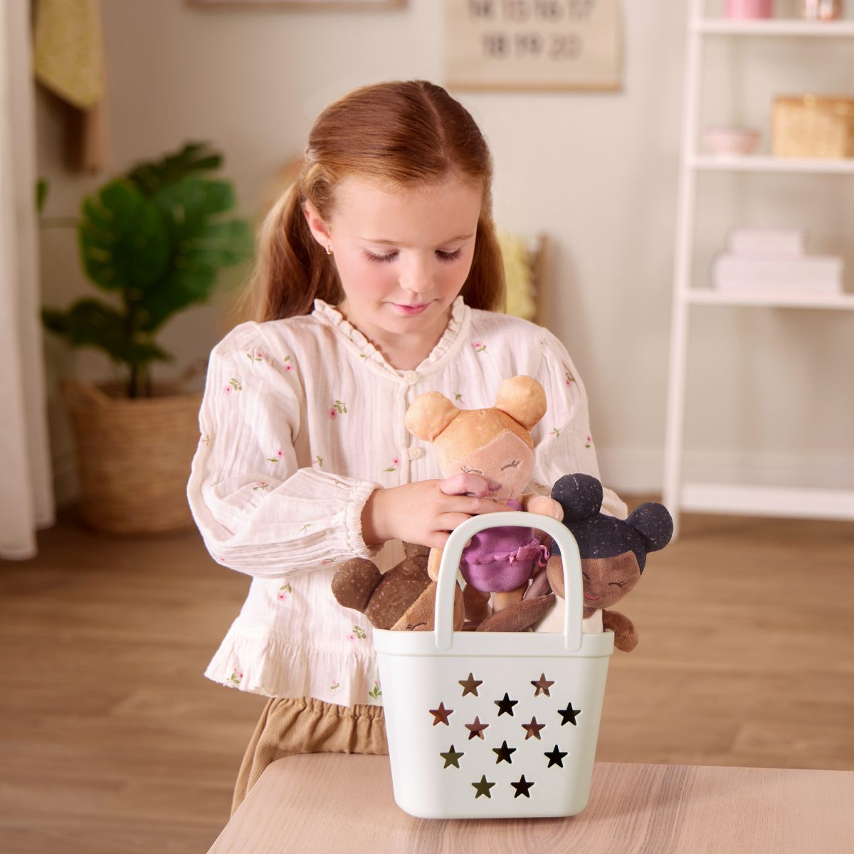 LBY7699_LS_A1 LullaBaby: Laleczki do kąpieli, TRIO z koszykiem, BATH DOLLS - obrazek 7