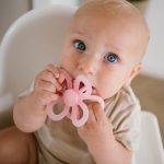 BabyOno: Gryzak silikonowy FLOWER różowy - obrazek 2