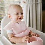 BABYONO: Silikonowy śliniak z regulowanym zapięciem, róż - obrazek 2