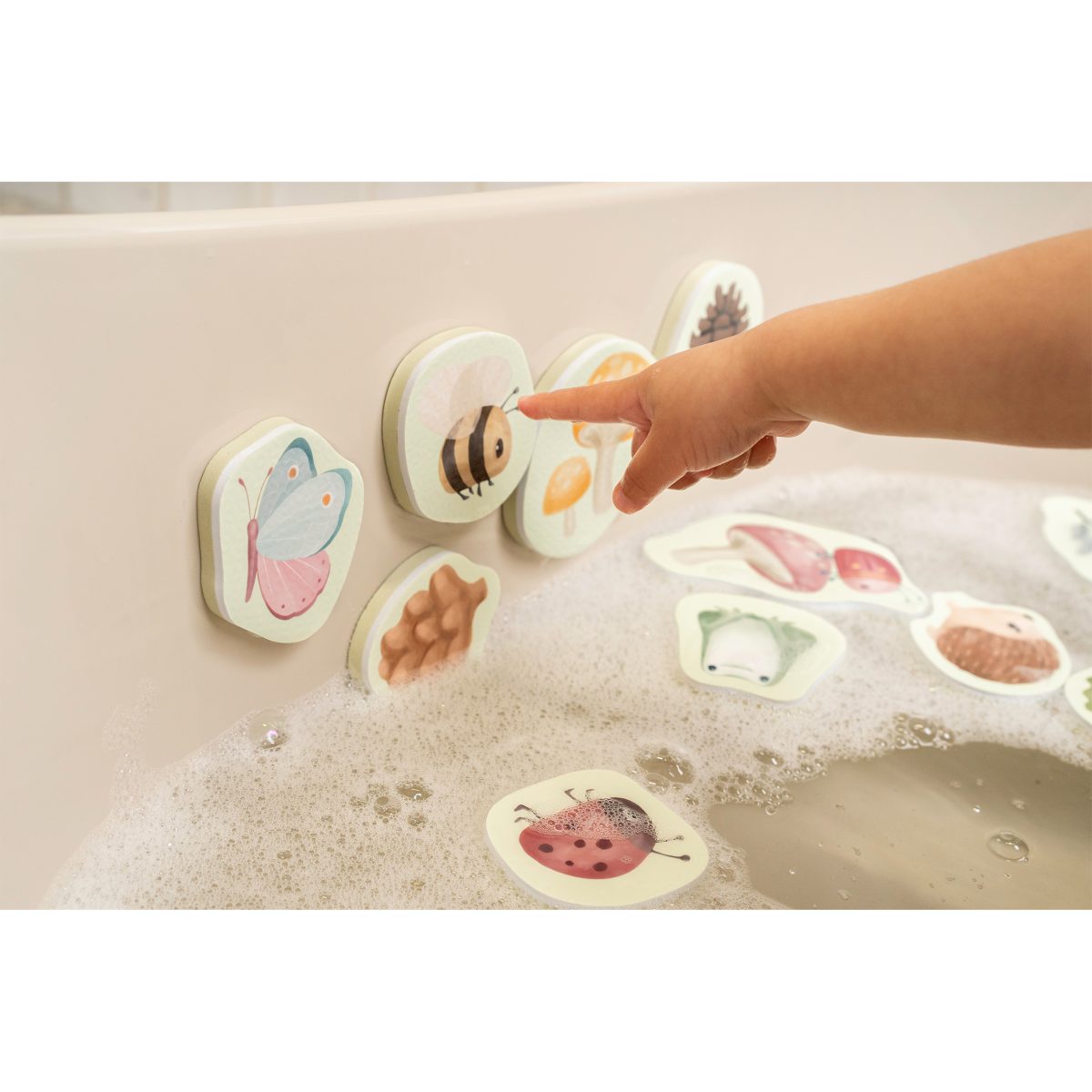 2013811-Bath-Foam-Figures-inusewkid2 Little Dutch: figurki piankowe do kąpieli Forest Friends & Fairy Garden - obrazek 2