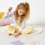 Janod Zestaw kreatywny do tworzenia biżuterii z zawieszkami zmieniającymi kolor 6+ - obrazek 3