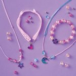 Janod Zestaw kreatywny do tworzenia biżuterii z zawieszkami zmieniającymi kolor 6+ - obrazek 2