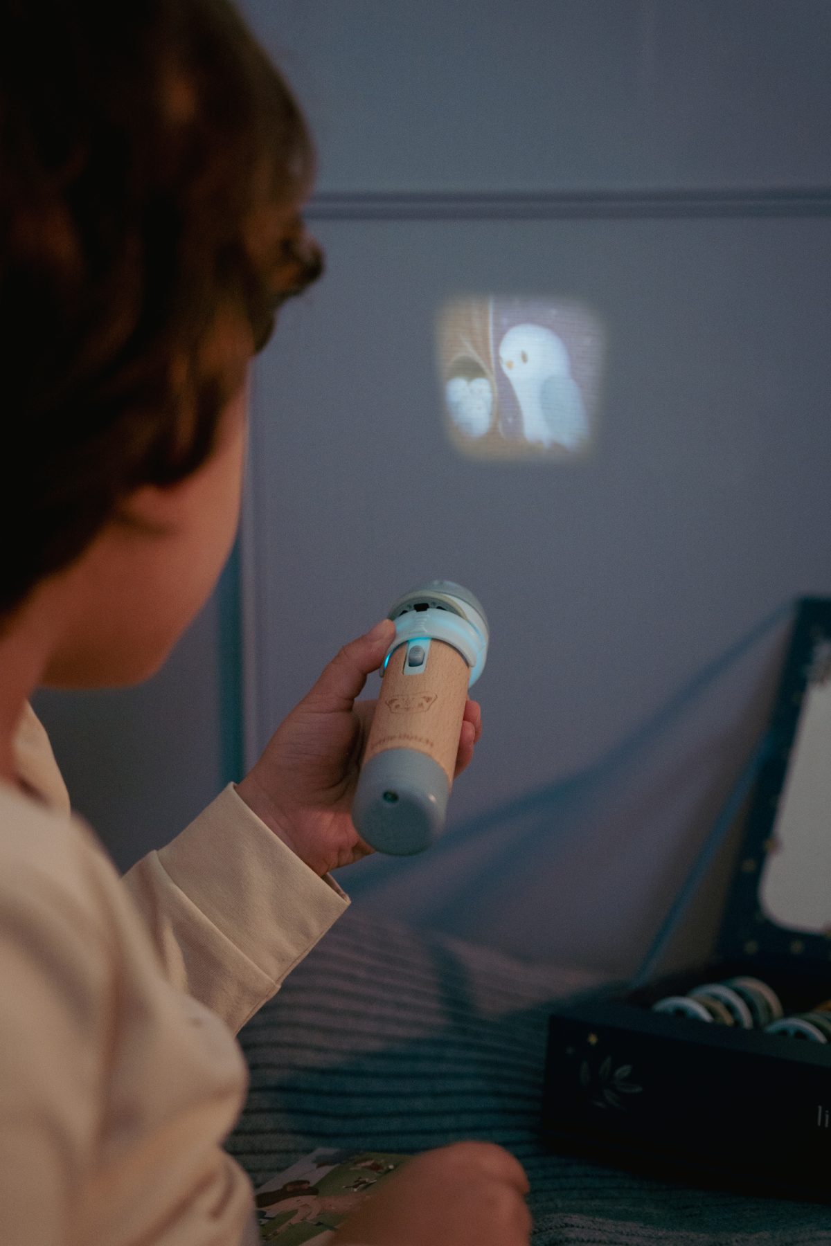 stories-projector-torch-blue-ld4781-6 Little Dutch: latarka projektor z bajkami Błękit - obrazek 3