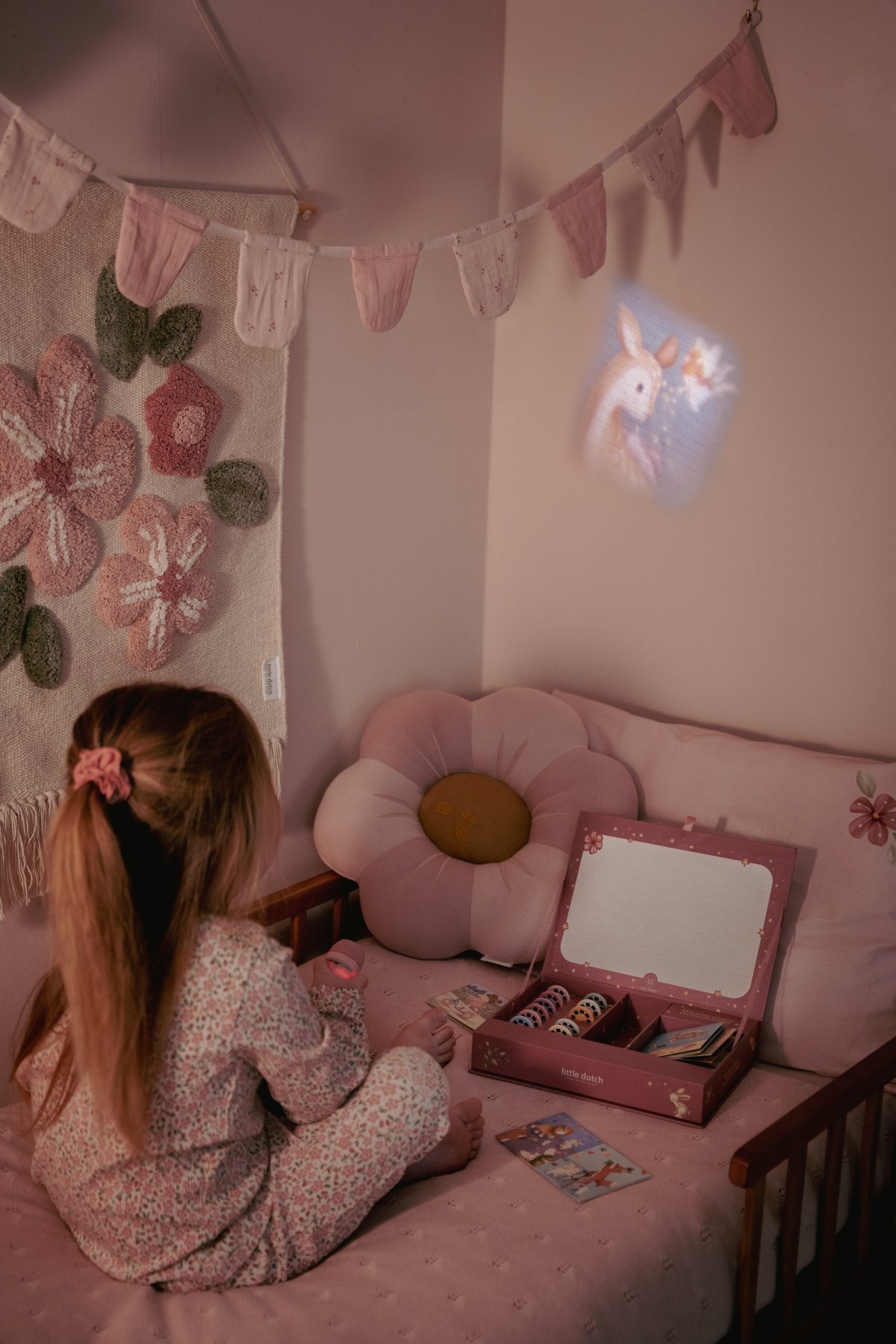 Little Dutch: latarka projektor z bajkami Róż - obrazek 4