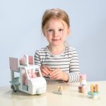 Tender Leaf Toys: wóz z mlecznymi koktajlami i lodami rodzina Kitty - obrazek 2