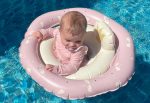 Vanilla Copenhagen: Koło do pływania Baby Rose Swan z siedziskiem - obrazek 2