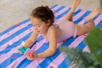 QUUT Dwustronny ręcznik plażowy PlayTowels L (180 x 100cm) Lighthouse Cherry - obrazek 3