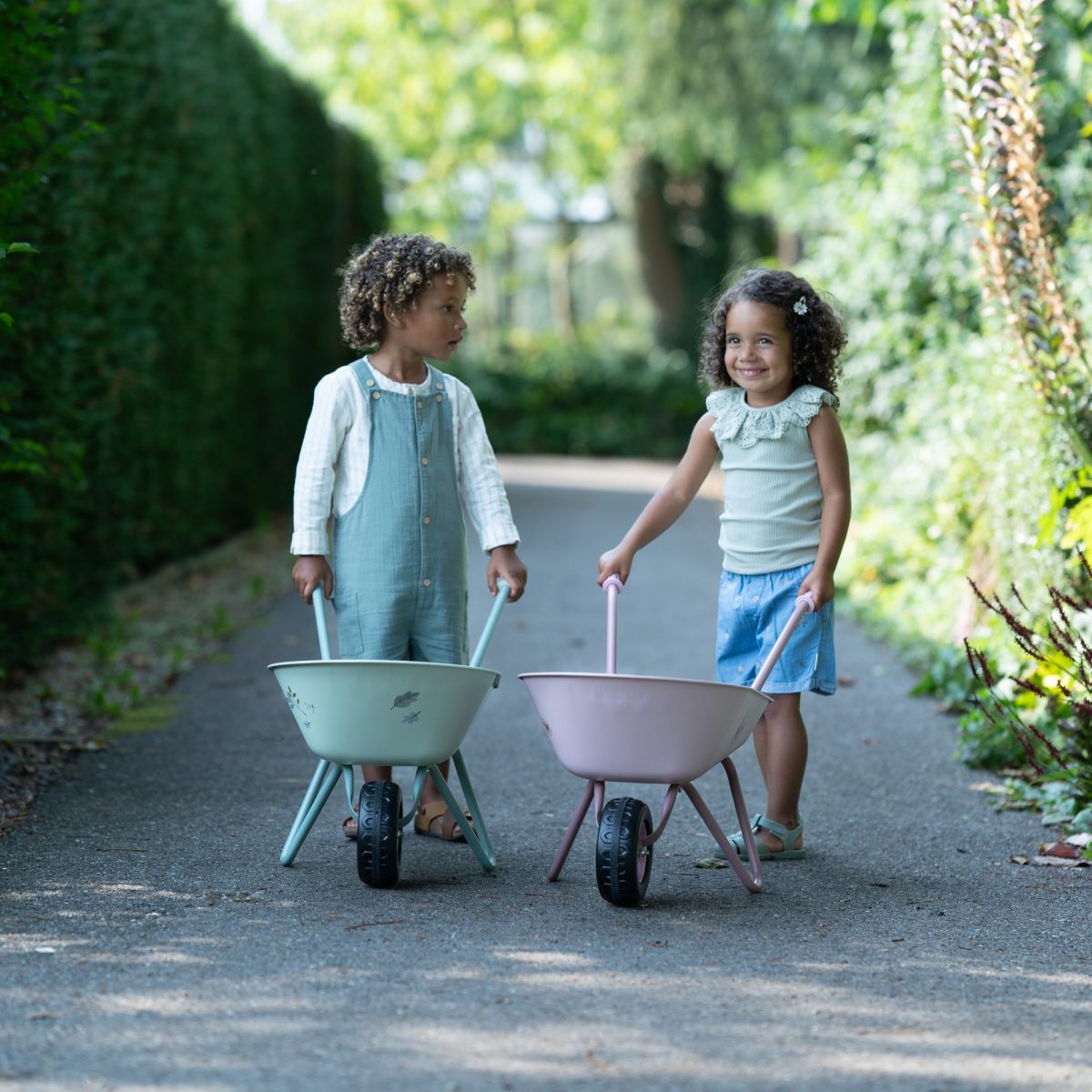 wheelbarrow-fairy-garden-ld9124-7 Little Dutch: metalowa taczka dla dzieci Fairy Garden - obrazek 3