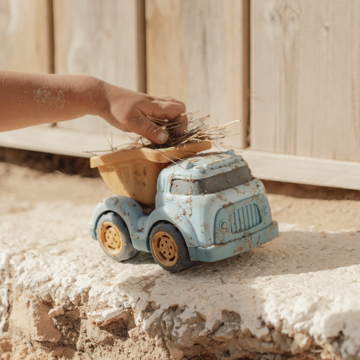 Little Dutch: wywrotka 17cm - obrazek 2