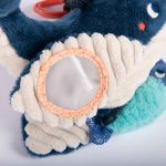 Moulin Roty: Interaktywna zawieszka z pozytywką WIELORYB 29 cm / Les Aventures de Paulie - obrazek 3
