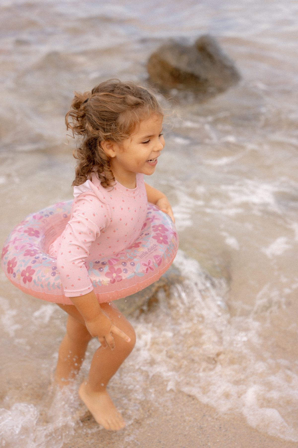 summer-2025-swim-beach-collection-258 Little Dutch: koło do pływania Pink Flowers 50cm - obrazek 3