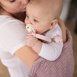 Babyono: Silikonowa zawieszka do smoczka BEŻOWA - obrazek 2