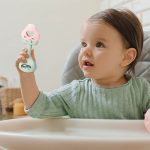 BabyOno: Edukacyjny gryzak z grzechotką STRAWBERRY - obrazek 2