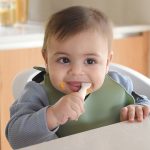 Beaba: zestaw 2 silikonowych pierwszych łyżeczek-gryzaków praline/clay - obrazek 2