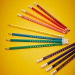 Janod: kredki ołówkowe zmazywalne z gumką 12 kolorów 3+ - obrazek 3