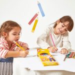 Janod: kredki ołówkowe zmazywalne z gumką 12 kolorów 3+ - obrazek 2