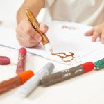 Janod: klej z brokatem w tubkach 9 kolorów 3+ - obrazek 2