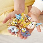 Janod: zestaw kreatywny do tworzenia biżuterii brokatowe spinki do włosów Egzotyczne Zwierzęta 5+ - obrazek 2