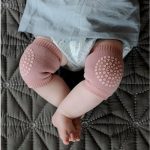GoBabyGo: antypoślizgowe nakolanniki do raczkowania Dusty Rose - obrazek 2
