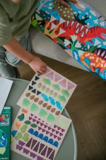 Mudpuppy: zestaw do wyklejania naklejki holograficzne z plakatem kraina dinozaurów 4+ - obrazek 2