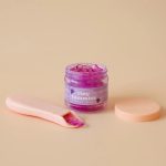 Tiny Harlow: magiczny słoiczek z łyżeczką do karmienia lalek Tiny Tummies Winogrono