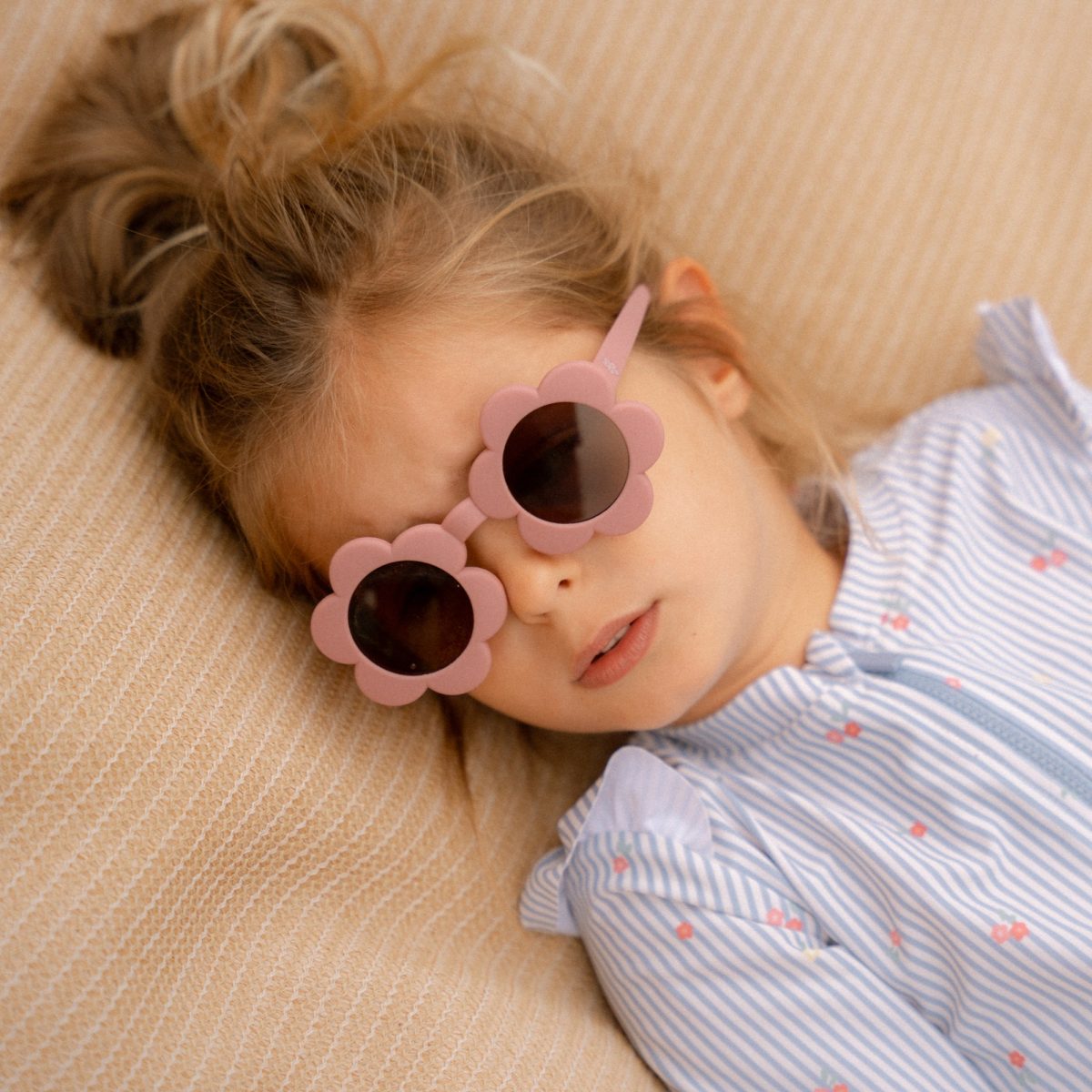 Little Dutch: okulary przeciwsłoneczne dla dzieci Flower Pink - obrazek 2