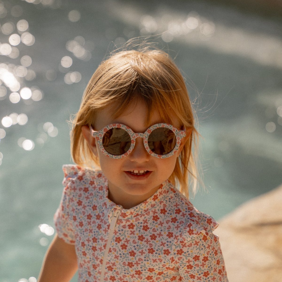 summer-2025-swim-beach-collection-283 Little Dutch: okulary przeciwsłoneczne dla dzieci okrągłe Flowers - obrazek 2
