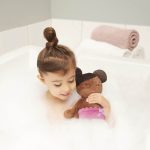 LullaBaby: lalka przytulanka DO KĄPIELI – brunetka - obrazek 2