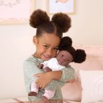 LullaBaby: Lalka NIEMOWLĘ CIEMNOSKÓRA BRUNETKA z WŁOSAMI, ze smoczkiem - obrazek 5