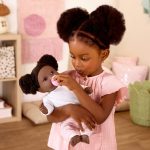 LullaBaby: Lalka NIEMOWLĘ CIEMNOSKÓRA BRUNETKA z WŁOSAMI, ze smoczkiem - obrazek 4
