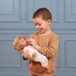 LullaBaby: Lalka NIEMOWLĘ – CHŁOPIEC BLONDYN z WŁOSAMI, ze smoczkiem - obrazek 2