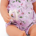 LullaBaby: Lalka NIEMOWLĘ ze smoczkiem, w ubranku w kwiatuszki i opasce - obrazek 7