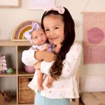 LullaBaby: Lalka NIEMOWLĘ ze smoczkiem, w ubranku w kwiatuszki i opasce - obrazek 5