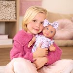 LullaBaby: Lalka NIEMOWLĘ ze smoczkiem, w ubranku w kwiatuszki i opasce - obrazek 2