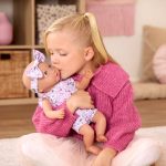 LullaBaby: Lalka NIEMOWLĘ ze smoczkiem, w ubranku w kwiatuszki i opasce - obrazek 4