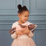 LullaBaby: Lalka NIEMOWLĘ ze smoczkiem, w sukience i opasce - obrazek 2