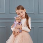 LullaBaby: Lalka NIEMOWLĘ ze smoczkiem, w sukience i opasce - obrazek 2