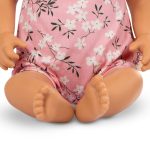 LullaBaby: Lalka NIEMOWLĘ ze smoczkiem, w ubranku w kwiatuszki i opasce - obrazek 4