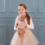 LullaBaby: Lalka NIEMOWLĘ ze smoczkiem, w ubranku w kwiatuszki i opasce - obrazek 2